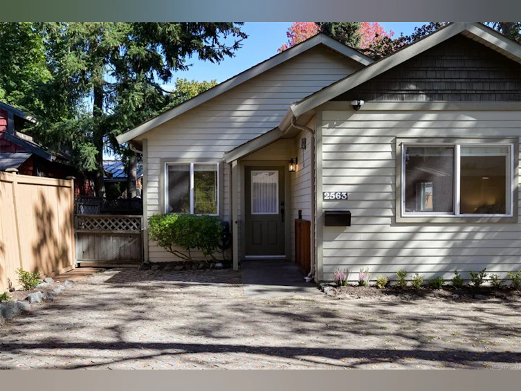 2563 Shelbourne Street, Victoria, BC, V8R 4L7 - 82