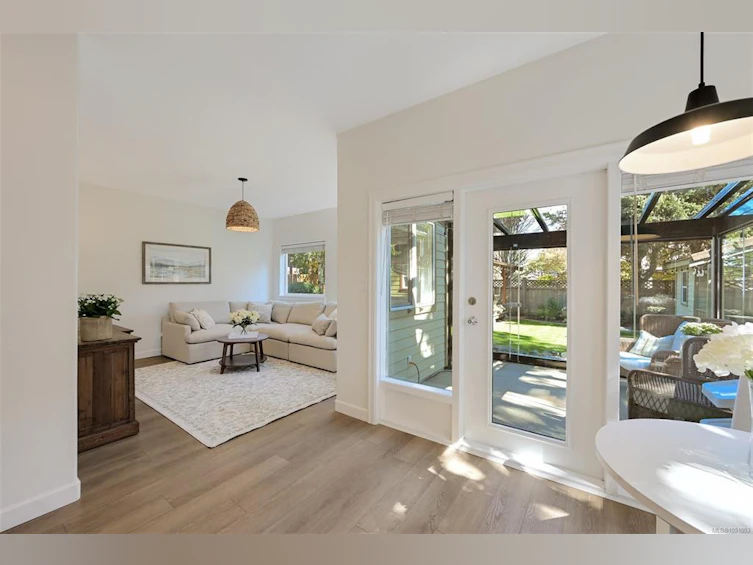 2563 Shelbourne Street, Victoria, BC, V8R 4L7 - 22