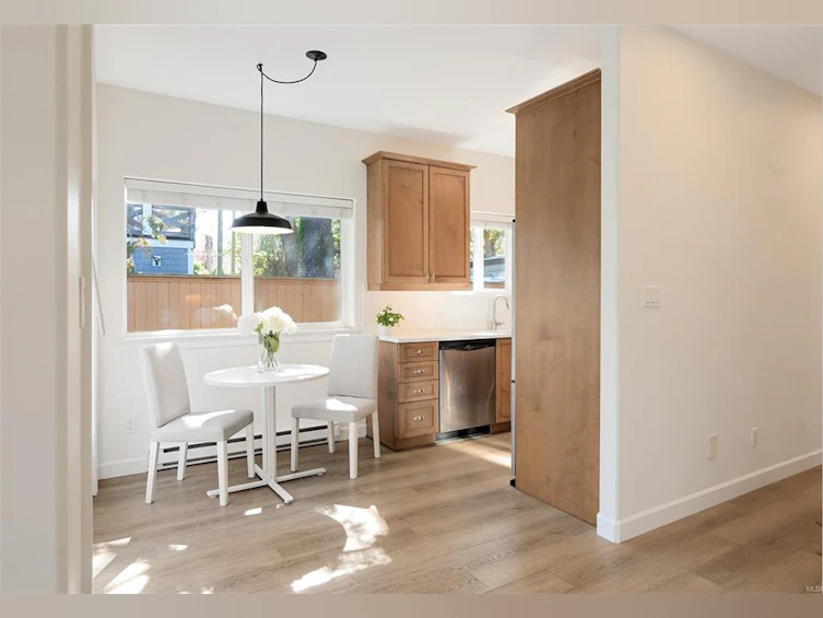 2563 Shelbourne Street, Victoria, BC, V8R 4L7 - 14