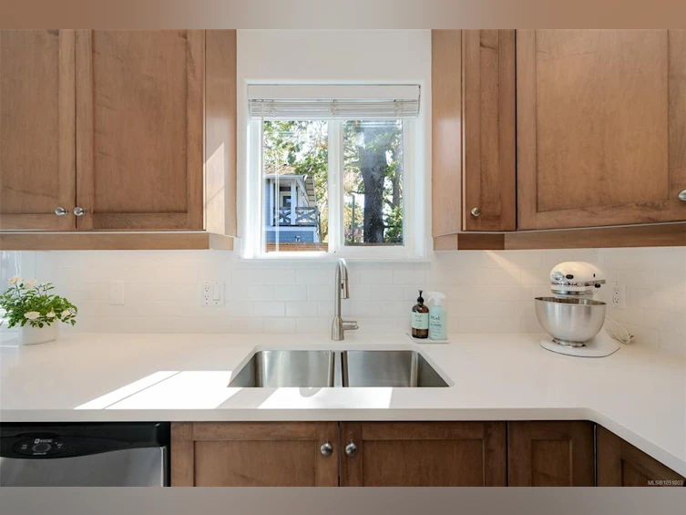 2563 Shelbourne Street, Victoria, BC, V8R 4L7 - 20