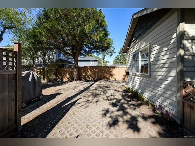 2563 Shelbourne Street, Victoria, BC, V8R 4L7 - 84