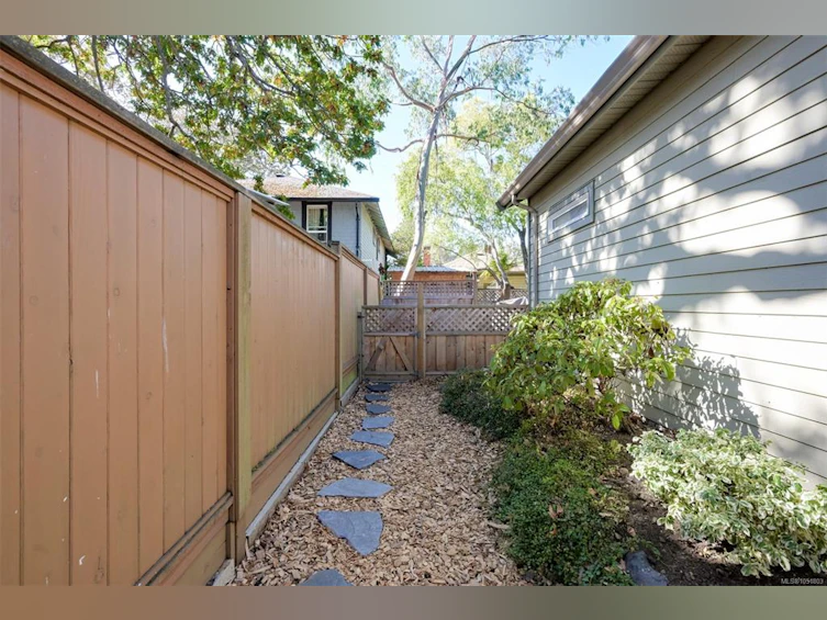 2563 Shelbourne Street, Victoria, BC, V8R 4L7 - 71