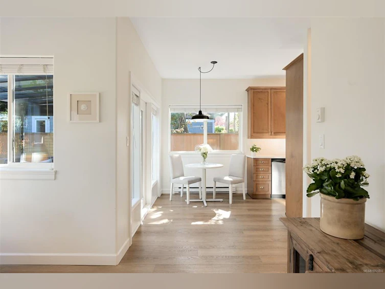 2563 Shelbourne Street, Victoria, BC, V8R 4L7 - 13