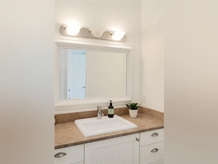 2563 Shelbourne Street, Victoria, BC, V8R 4L7 - 38