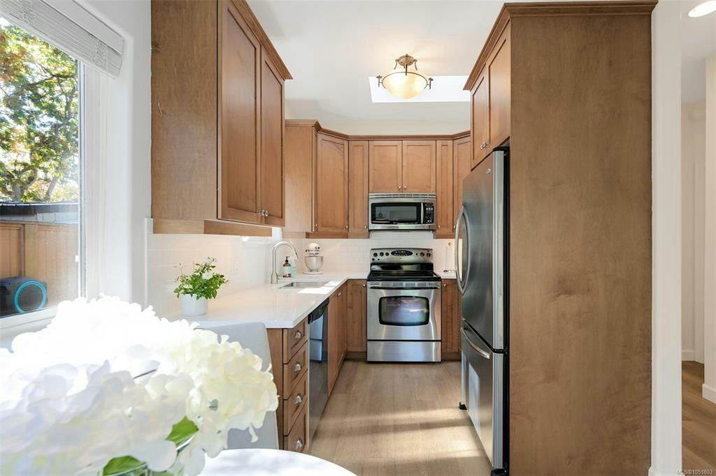 2563 Shelbourne Street, Victoria, BC, V8R 4L7 - 17