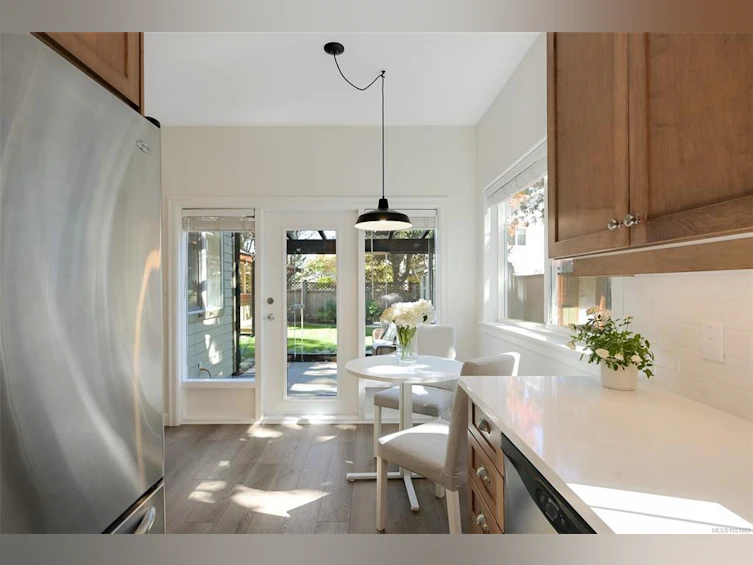 2563 Shelbourne Street, Victoria, BC, V8R 4L7 - 21
