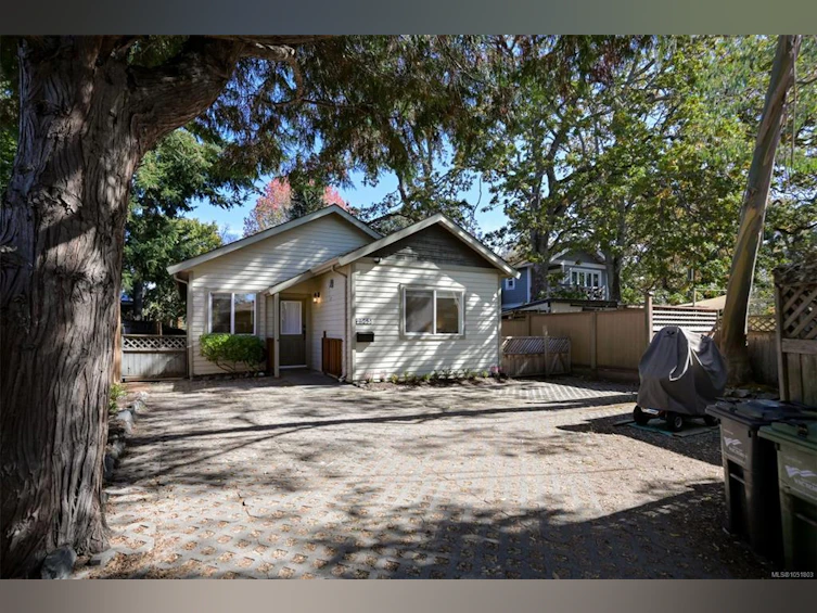 2563 Shelbourne Street, Victoria, BC, V8R 4L7 - 85