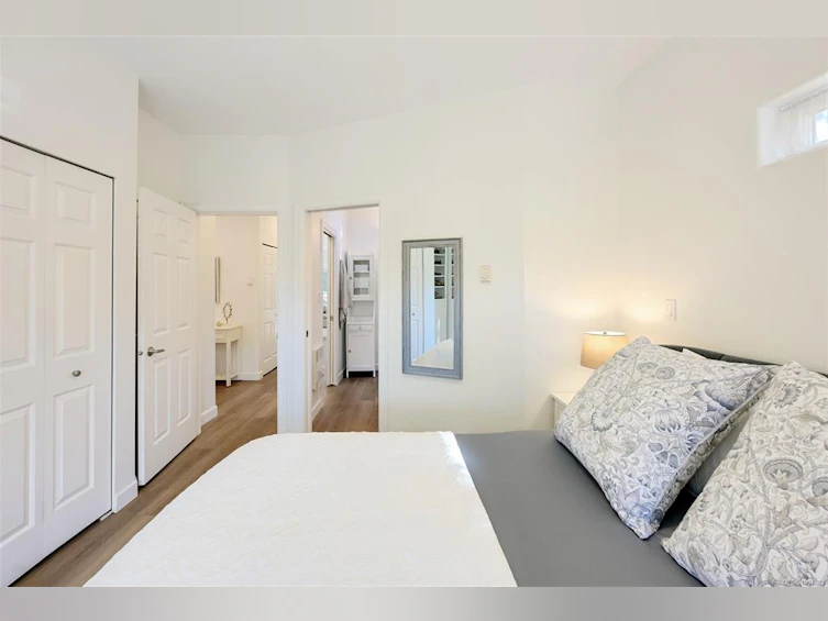 2563 Shelbourne Street, Victoria, BC, V8R 4L7 - 32