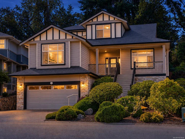 809 Rogers Way, Saanich, BC, V8X 5L1