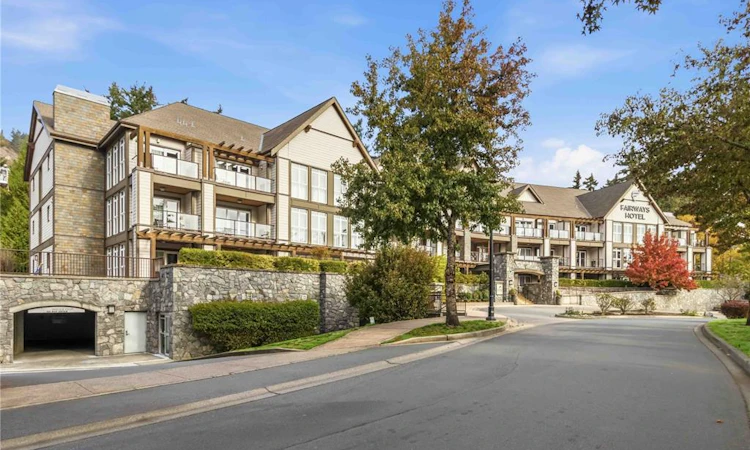218-220 B-1376 Lynburne Place