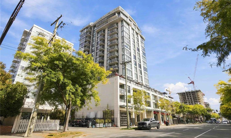 204-960 Yates Street