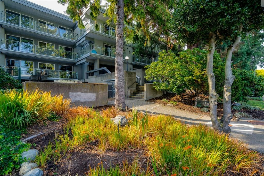 206-2022 Foul Bay Road, Oak Bay, BC, V8R 5A9