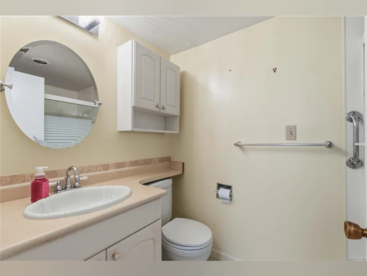 207-9560 Fifth Street, Sidney, BC, V8L 2W5 - 9