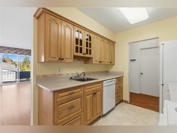 207-9560 Fifth Street, Sidney, BC, V8L 2W5 - 3