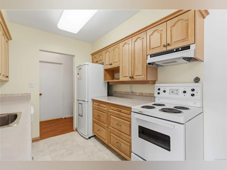 207-9560 Fifth Street, Sidney, BC, V8L 2W5 - 2