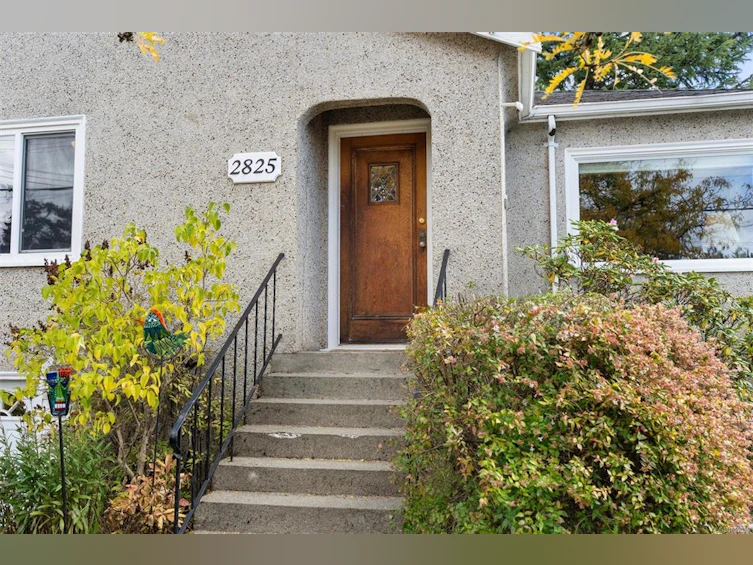 2825 Rockwell Avenue, Saanich, BC, V9A 2M8 - 2