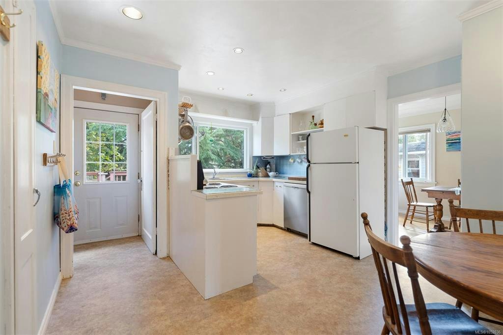 2825 Rockwell Avenue, Saanich, BC, V9A 2M8 - 9