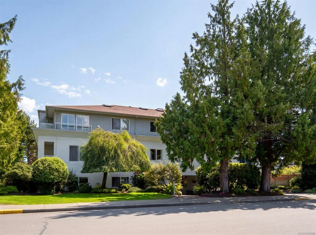 304-9993 Fourth Street, Sidney, BC, V8L 2Z6