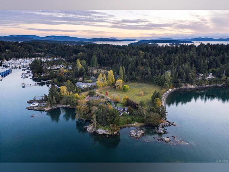 10814 Beach Road, North Saanich, BC, V8L 5H6