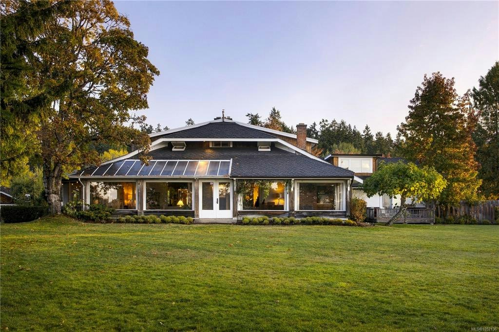 10814 Beach Road, North Saanich, BC, V8L 5H6 - 11