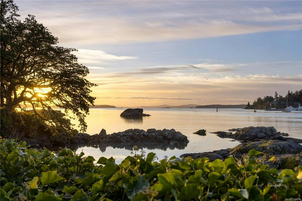 10814 Beach Road, North Saanich, BC, V8L 5H6 - 9