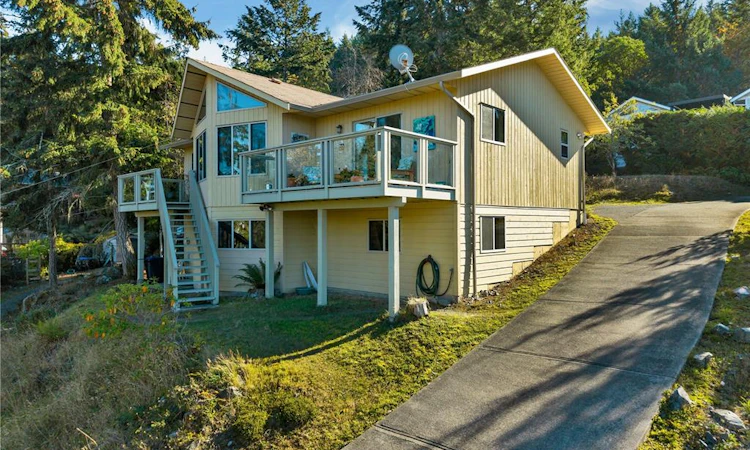3122 Dolphin Drive