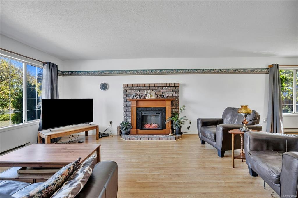 702 Forsyth Avenue, Parksville, BC, V9P 1E7 - 5