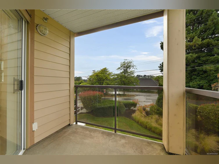 301-1694 Cedar Hill Cross Road, Saanich, BC, V8P 2P7 - 26