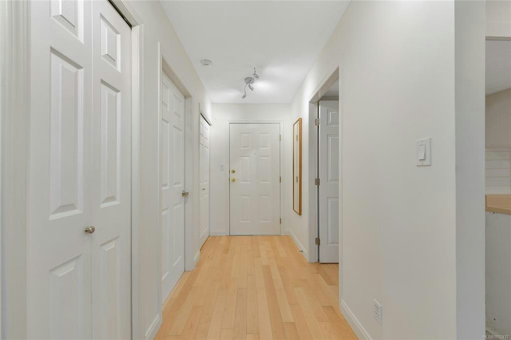301-1694 Cedar Hill Cross Road, Saanich, BC, V8P 2P7 - 21