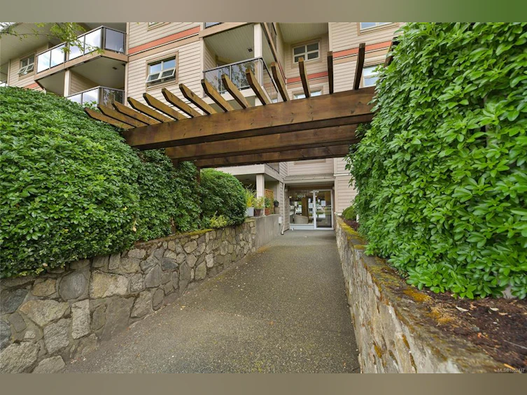 301-1694 Cedar Hill Cross Road, Saanich, BC, V8P 2P7 - 23