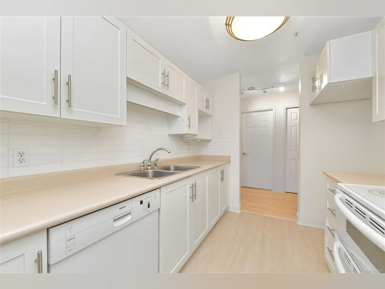 301-1694 Cedar Hill Cross Road, Saanich, BC, V8P 2P7 - 8