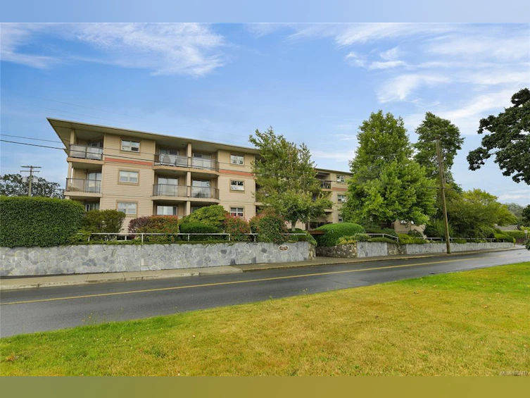 301-1694 Cedar Hill Cross Road, Saanich, BC, V8P 2P7 - 24