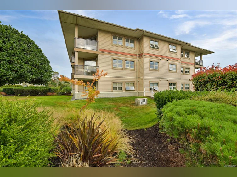 301-1694 Cedar Hill Cross Road, Saanich, BC, V8P 2P7 - 30