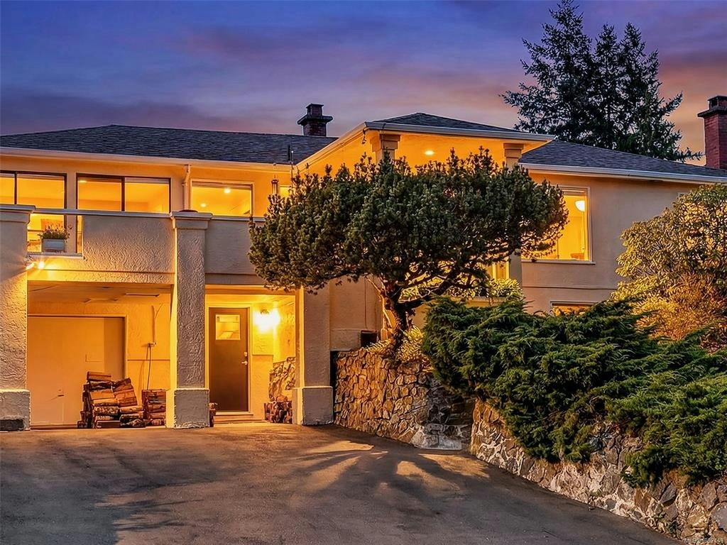 916 Claremont Avenue, Saanich, BC, V8Y 1K3