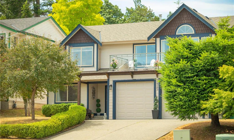 5425 Leslie Crescent