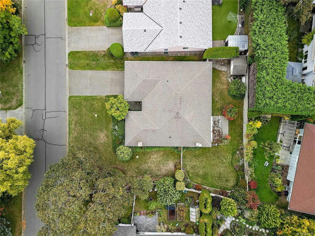 3998 Hopesmore Drive, Saanich, BC, V8N 6A3 - 30