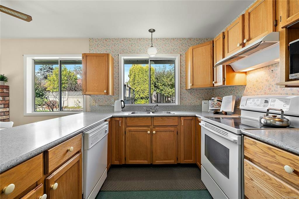 3998 Hopesmore Drive, Saanich, BC, V8N 6A3 - 8