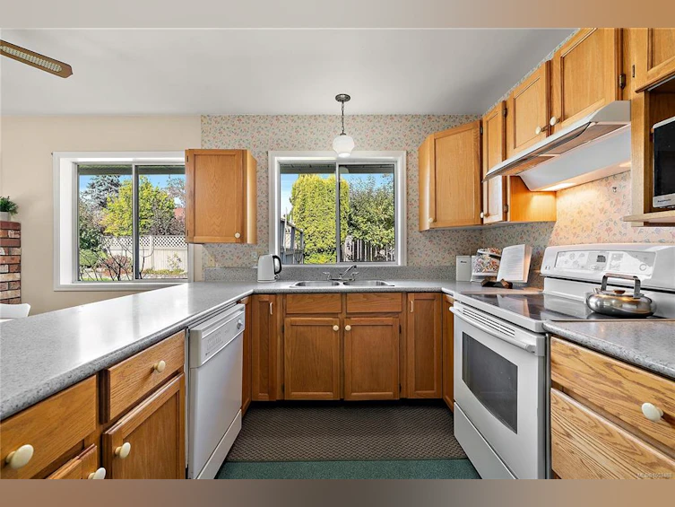 3998 Hopesmore Drive, Saanich, BC, V8N 6A3 - 8