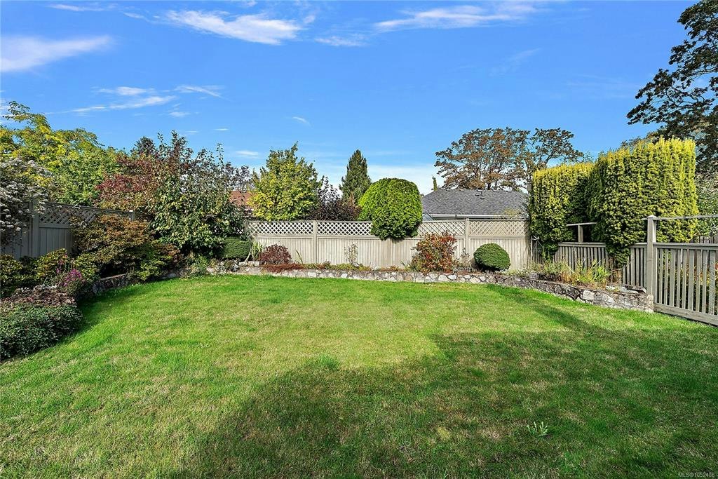 3998 Hopesmore Drive, Saanich, BC, V8N 6A3 - 24