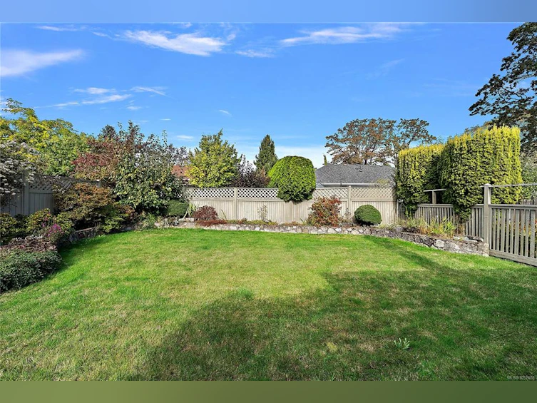3998 Hopesmore Drive, Saanich, BC, V8N 6A3 - 24