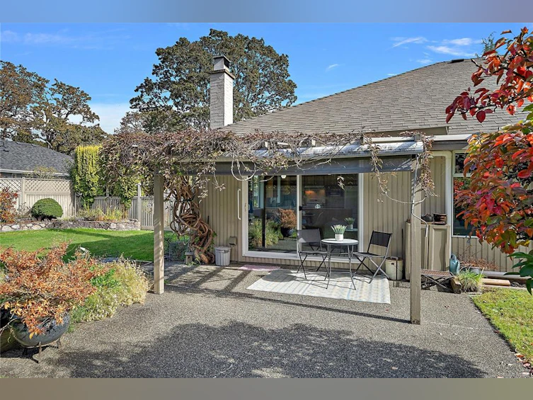 3998 Hopesmore Drive, Saanich, BC, V8N 6A3 - 25