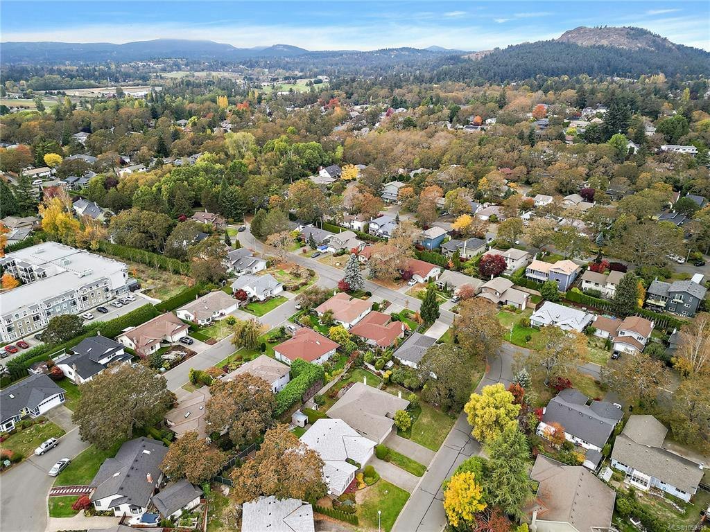 3998 Hopesmore Drive, Saanich, BC, V8N 6A3 - 31