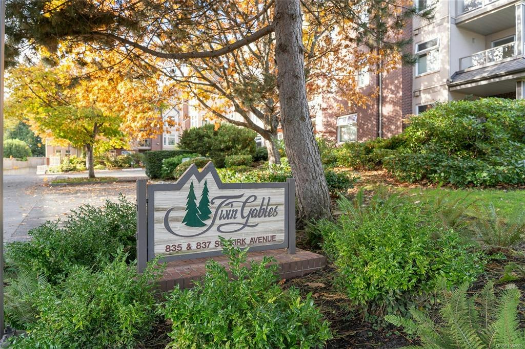 105-835 Selkirk Avenue, Esquimalt, BC, V9A 2T7