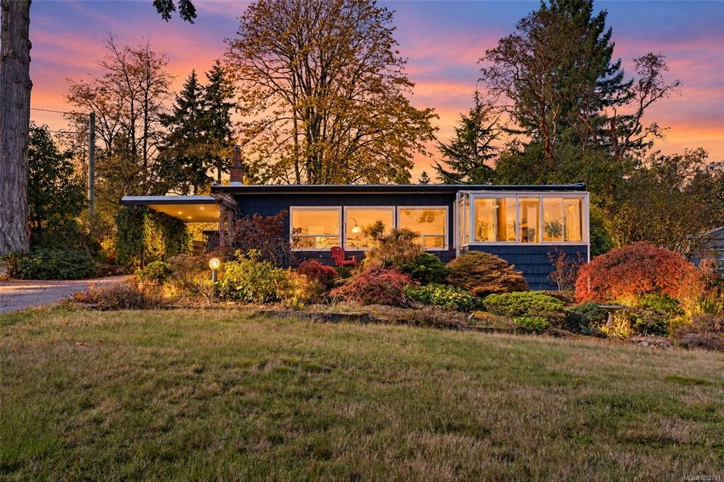 8698 East Saanich Road, North Saanich, BC, V8L 1H2