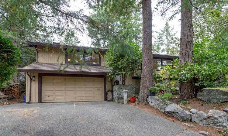 1043 Pondwood Lane