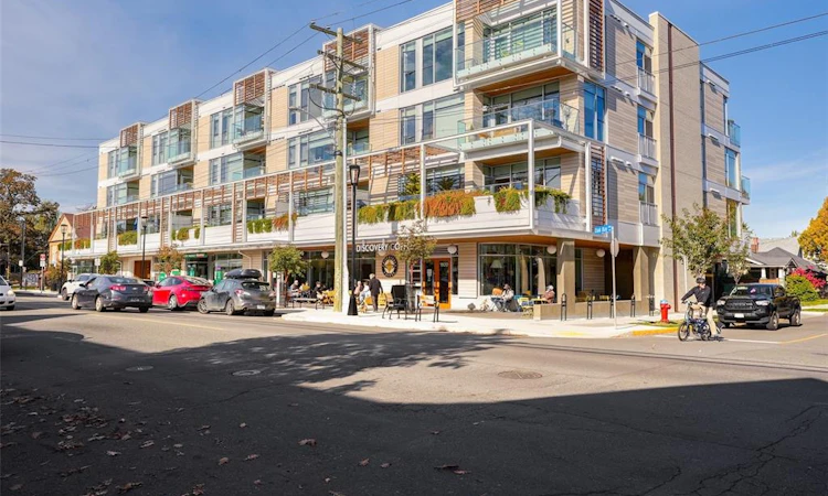 210-1916 Oak Bay Avenue
