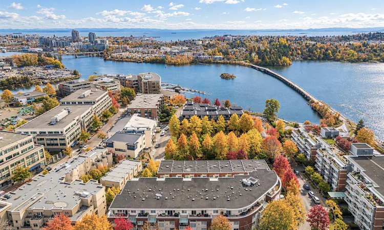 403-380 Waterfront Crescent