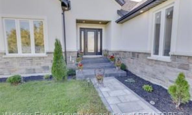 225 Erie Street South