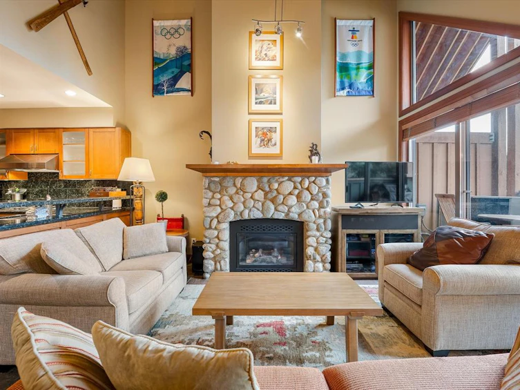 B-4807 Casabella Crescent, Whistler, BC, V8E 0Z4 - 3