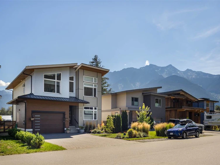 2013 Tiyata Boulevard, Pemberton, BC, V0N 2L0 - 2